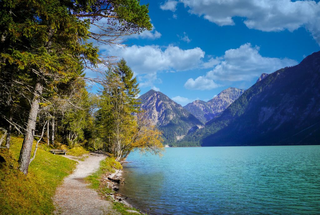 Österreich ist mit seinen zahlreichen Wanderrouten, glasklaren Bergseen und der Pistengaudi im Winter zu jeder Jahreszeit ein Erlebnis