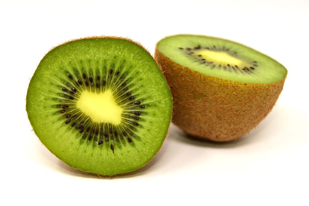 Kiwi, diese Frucht ist ein kleiner, grüner Helfer mit großer Wirkung